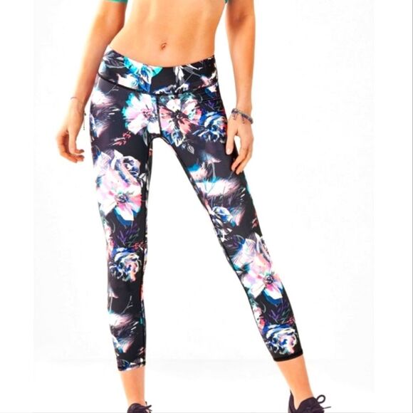 Fabletics Mid-Rise Kaleidoscope Floral Print Powerlite Capri leggings Sz Small - Picture 12 of 13
